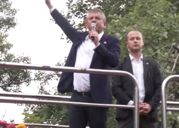 CHP Genel Başkanı Özgür Özel, TBMM önünden seslendi: Delegenin vermediği yetkiyi AK Parti’nin hâkiminden dilendiler