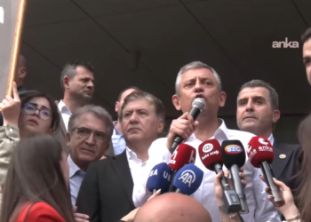 Özel CHP Genel Merkezi’nden ayrılırken açıklama yaptı: “Herkes kendisine yakışanı yapıyor”