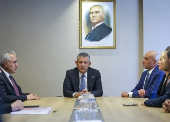 Özgür Özel, YENİ Parti Belediye Başkanına AKP’ye geçmesi için baskı yapıldığını anlattı