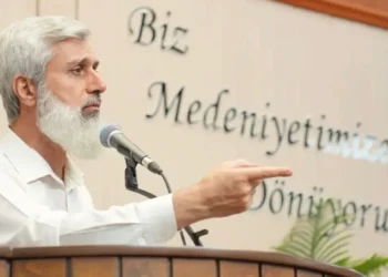 Destekçileri tutuklanan Alparslan Kuytul ve Semra Kuytul için hapishane önünde toplandı