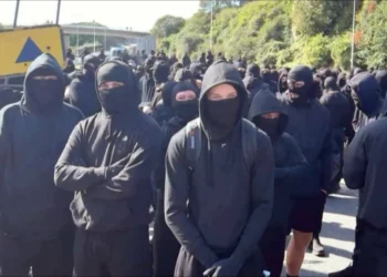 İngiltere’de neo faşist dalga: Siyah üniformalı faşistler göçmenlere saldırmak için limanları bastı