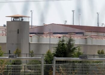 NATO operasyonlarında tutuklanan öğretmen, böcek dolu hücrede tutuluyor!